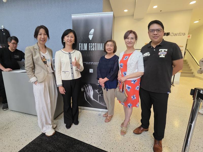 駐溫哥華僑務組長郭淑貞（左2）和僑胞出席台灣電影節，她表示，每一部電影都深刻描繪了台灣土地上的人與事