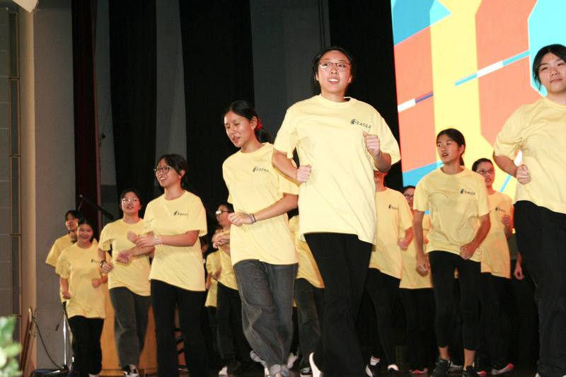 由僑委會推動的青年培育計畫「巴西海外青年文化大使」成員在「台灣移民巴西70週年慶祝活動」大會上以青春洋溢的舞蹈登台演出，象徵著新一代台灣移民的活力與文化自信