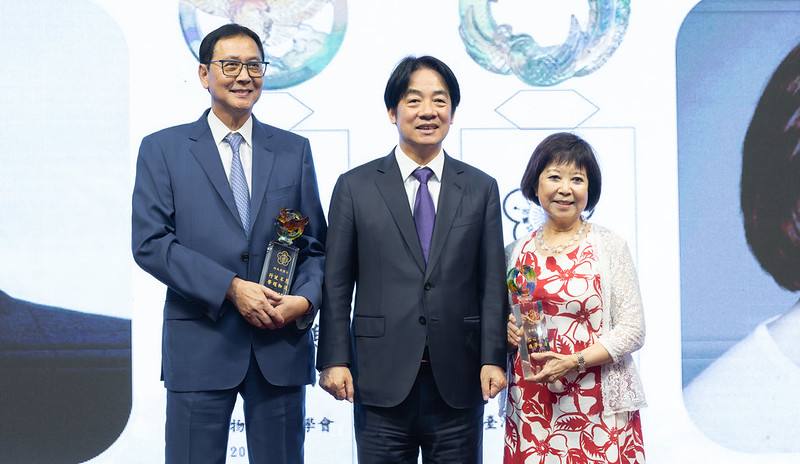 總統頒發「114年度最佳論文獎」與「傳承楷模感謝獎」給得獎者