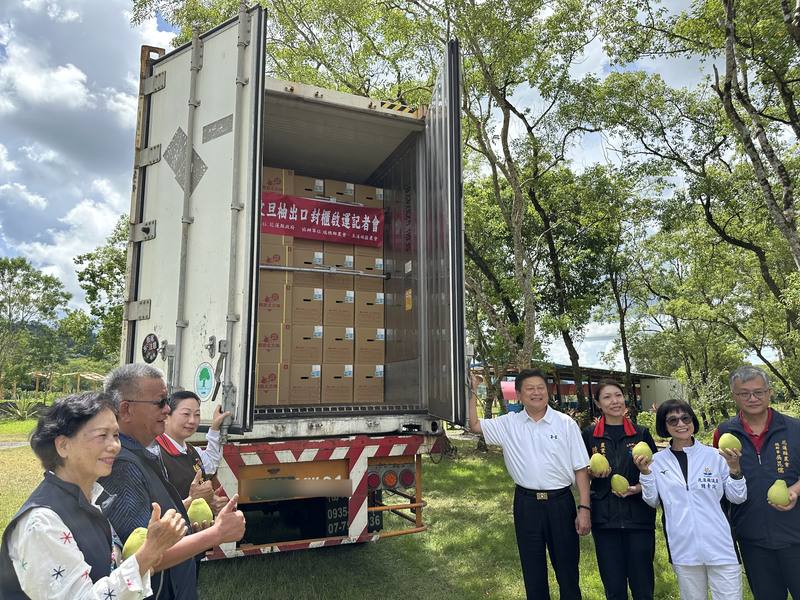 花蓮縣政府與花蓮縣農會7日在瑞穗鄉富興村「花鳳田包裝場」舉辦「文旦柚出口封櫃啟運記者會」，縣長徐榛蔚（左3）、國民黨立委傅崐萁（右4）、外銷貿易商、在地果農等共同見證，象徵花蓮農業邁向國際市場的重要里程碑
