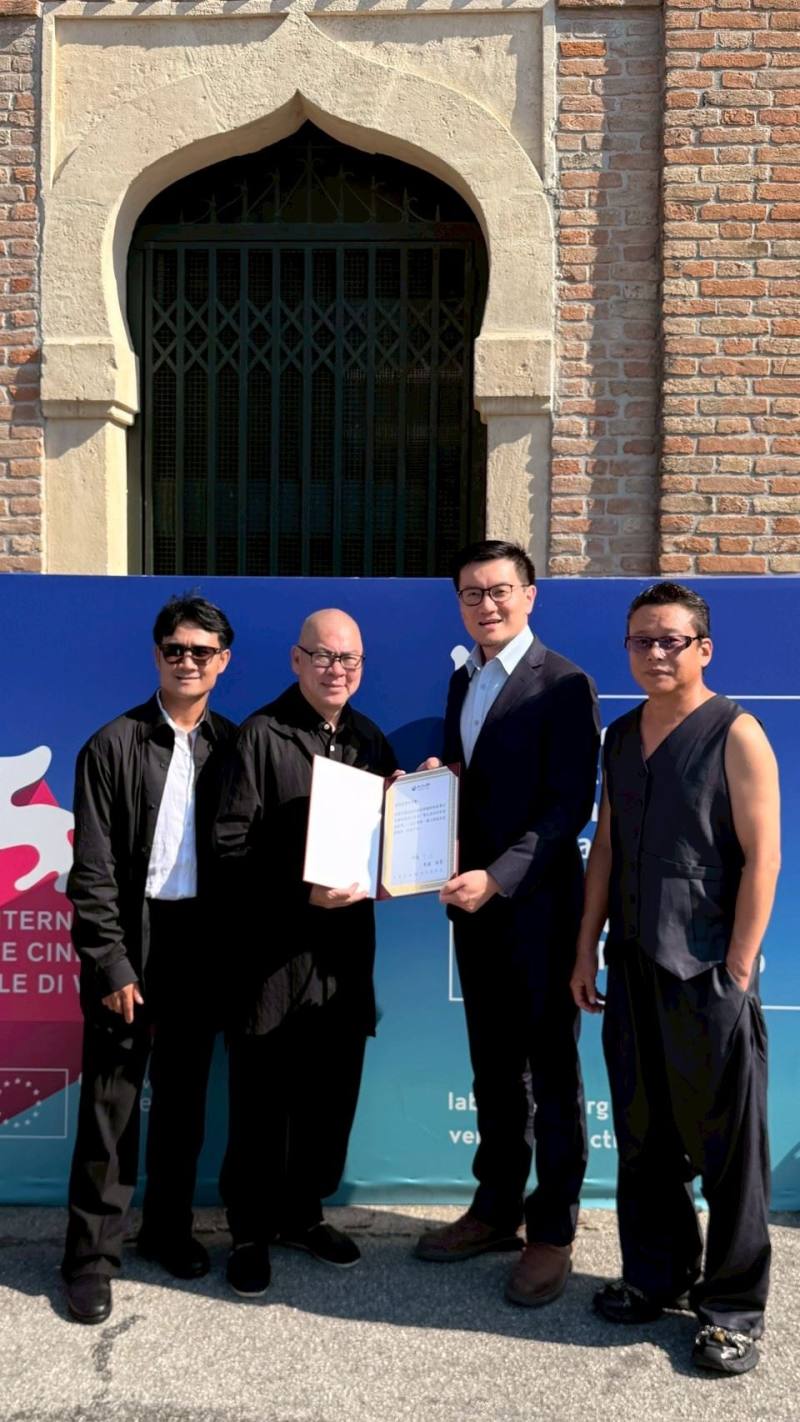 駐義大利代表處文化組轉致文化部長李遠賀電導演蔡明亮（左2）獲頒2025年威尼斯國際影展費比西國際影評人協會「費比西百年終身成就獎」（駐義大利代表處文化組提供）