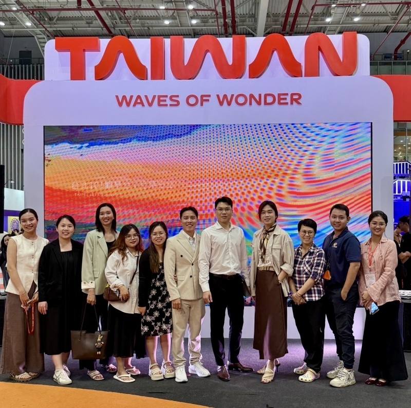 許多越南旅遊從業人員參與胡志明市ITE國際旅展台灣館，不少人曾在台灣求學，返回越南後積極扮演台越橋梁重要角色。國從（右5）便分析越南的台灣觀光熱以及台灣在當地好形象的原因