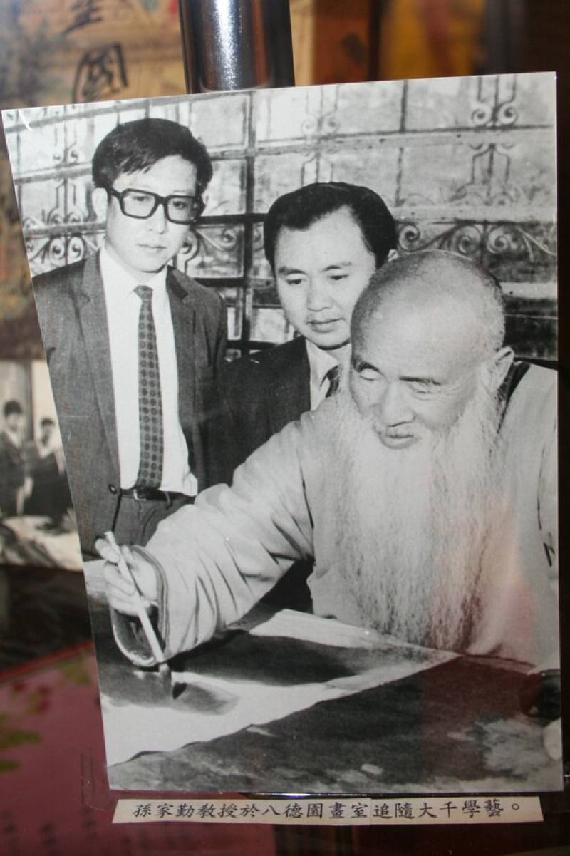 巴西台灣移民文物展曾展出國畫大師張大千在巴西慕義市故居八德園教授國畫的歷史照片