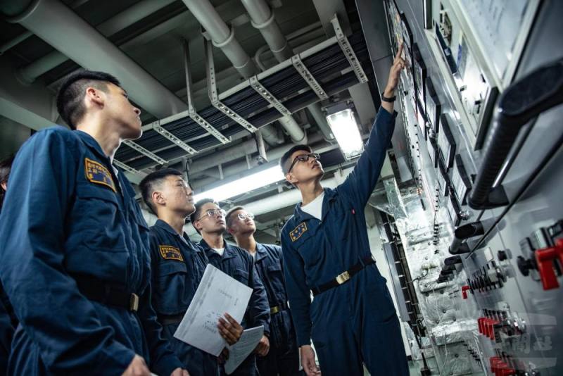 理工學院的學生至艦艇輪機部門值更