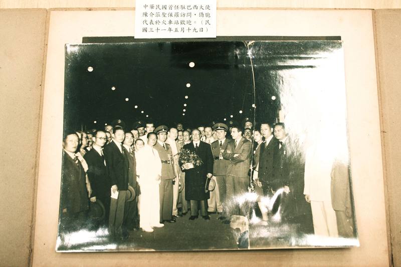 中華民國首任駐巴西大使陳介（中）於1942年抵聖保羅，聖保羅文教中心移民文物館收藏他受到僑胞代表歡迎的的歷史照片
