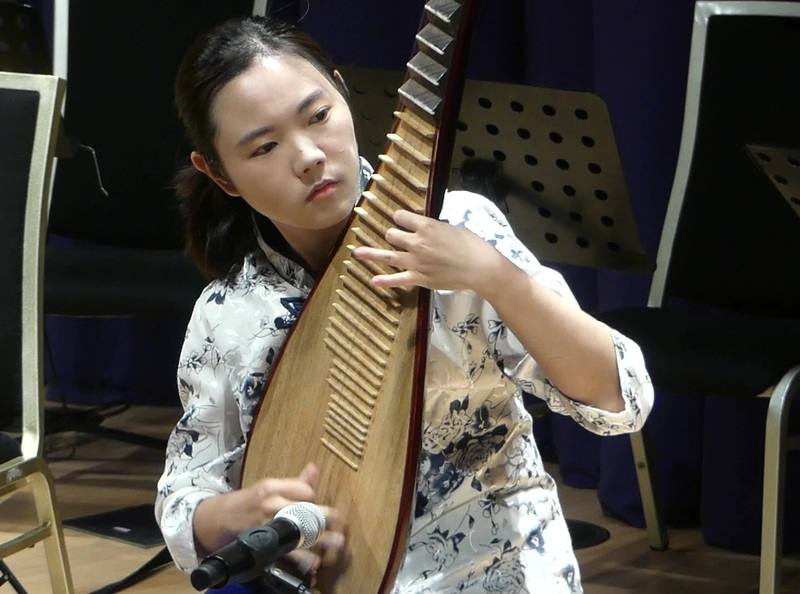 崇正國樂團在雪梨演出，琵琶樂手李乃亘指出，「國樂」絕非侷限於來自中國的音樂，相反地，傳統樂器隨著人們遷移流散到世界各地後，也會各自就地發展出各具特色的多元風貌