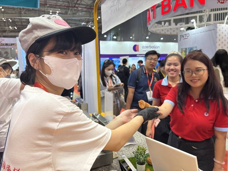 胡志明市ITE國際旅展4日至6日舉辦，台灣館精心策劃活動，有台灣元素外型的現烤紅玉滿赤心雞蛋糕尤其受到參與者歡迎，人潮熱絡