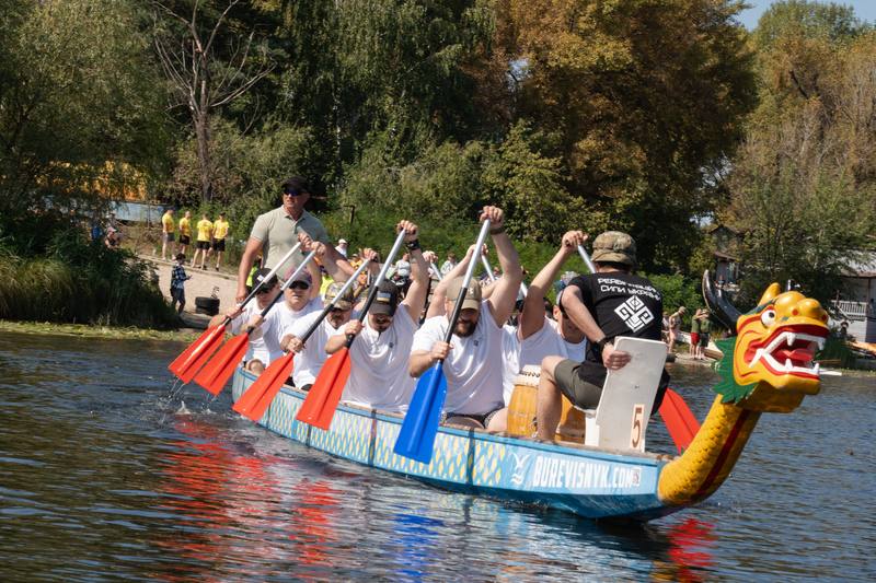 烏克蘭首都基輔舉辦首場軍人龍舟賽，透過競技運動重拾現役與退伍軍人隊精神。每隊由10名槳手與1名鼓手組成