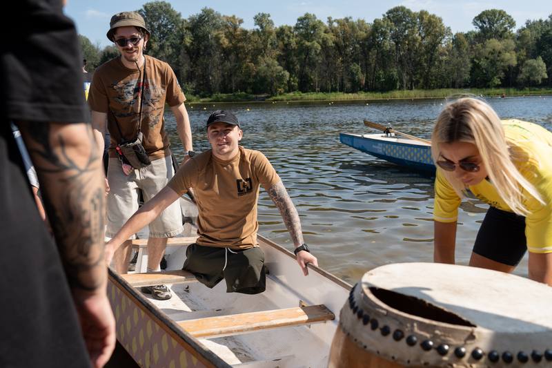 烏克蘭首都基輔舉辦首場軍人龍舟賽，來自全國的現役與退伍軍人、包括因戰受傷的參賽者，其中有參加者因俄烏戰事需要截肢。總統澤倫斯基今年2月公布，自戰爭爆發以來，已有近39萬軍人受傷