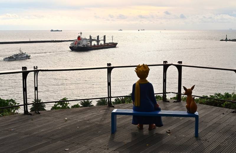 小王子125週年特展將在高雄打狗英國領事館文化園區登場，3個小王子造型雕像提供合影，民眾可與小王子在西子灣共賞夕陽（古典玫瑰園提供）