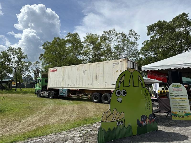 花蓮縣文旦柚今年除國內主要連鎖賣場銷售，也開拓國際通路，將銷往中國大陸、新加坡及加拿大等市場，更開拓美商沃爾瑪零售，縣農會指外銷量將更高於去年的500多公噸