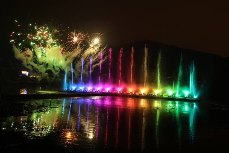 南投溫泉季首場主題活動，6日由埔里溫泉季溫泉之聲水漾歌唱大賽登場，搭配南投健行節，晚會以水舞秀結合絢麗焰火壓軸（南投縣政府提供）