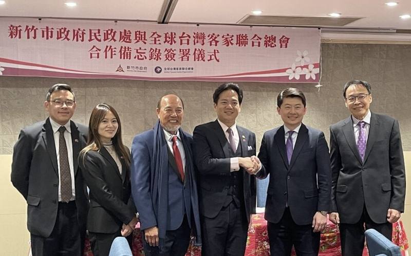 全球臺灣客家聯合總會由榮譽會長葉義深代表與新竹市簽署合作備忘錄,駐雪梨辦事處處長吳正偉及僑務委員熊強生共同見證(右起:熊強生、吳正偉、邱臣遠、葉義深)