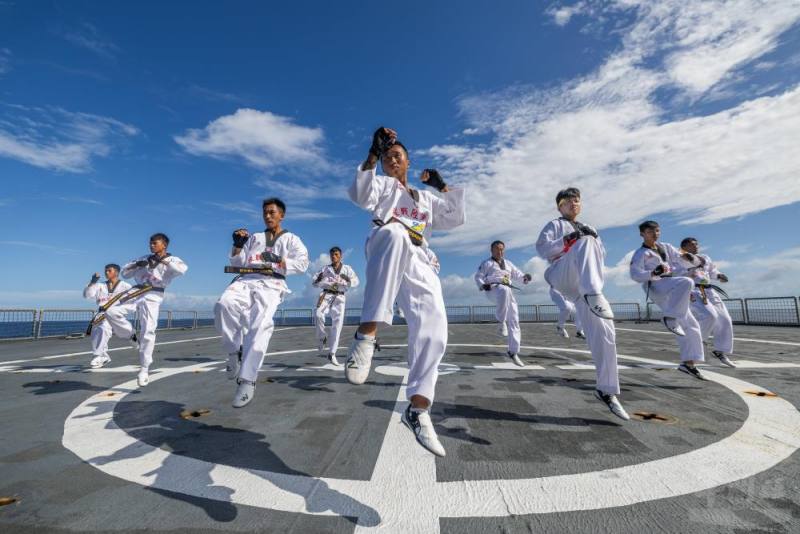 海軍114年敦睦遠航訓練支隊官兵在海上進行操練