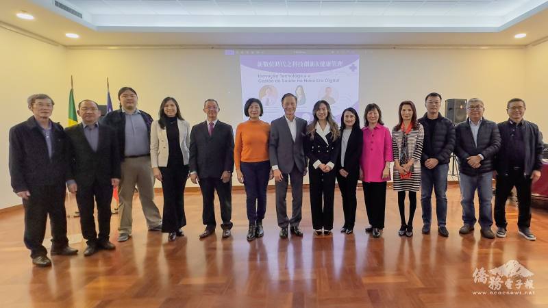 朱怡靜（右7）、聖保羅文教中心主任尤正才（左2）、巴西臺貿協會主任施懿倫（右6）與貴賓及演講者合影