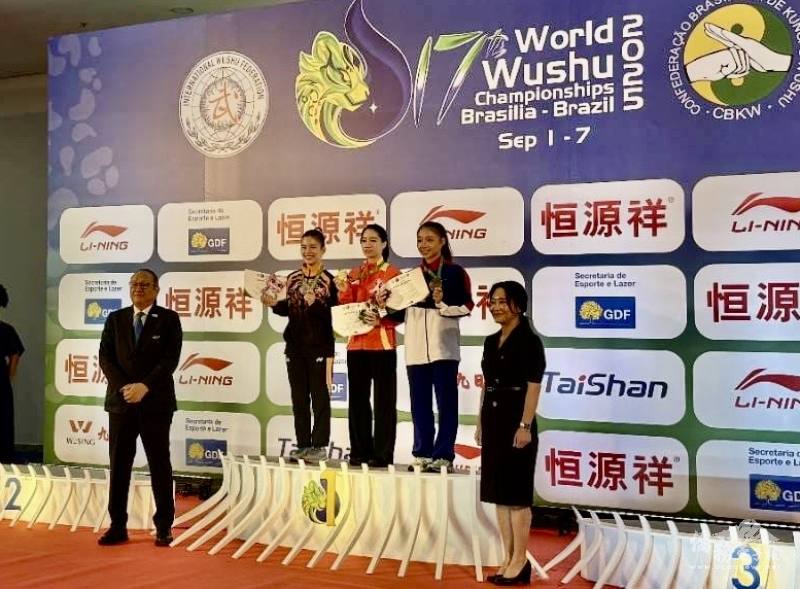 我國女子南刀項目選手趙唐瑄（臺上右一）勇奪銅牌頒獎典禮。