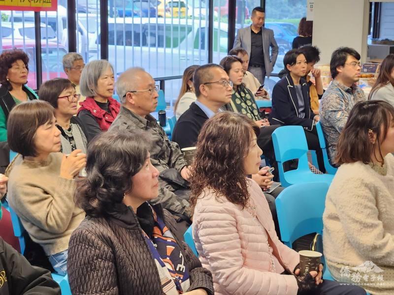 來賓聚精會神聆聽講座獲取知識