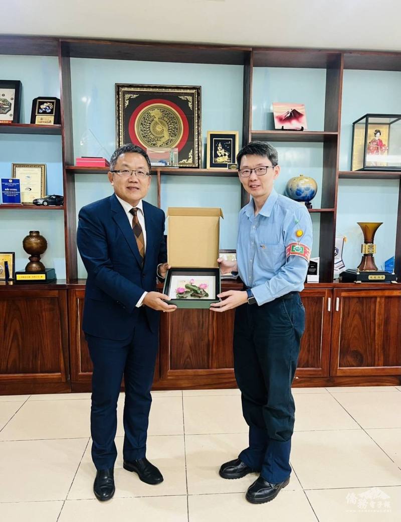 頭頓中鋼日鐵公司由總經理宋書銓陪同導覽，並就鋼鐵業的市場趨勢與供應鏈合作進行交流