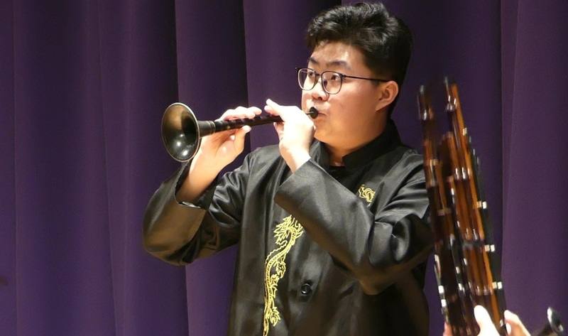 崇正國樂團在雪梨演出，嗩吶樂手邱彦棠表示，為了這次演出，特別事前聆聽澳洲的鳥聲，以便演奏「百鳥朝鳳」一曲時，引入嗩吶模仿澳洲鳥聲的段落