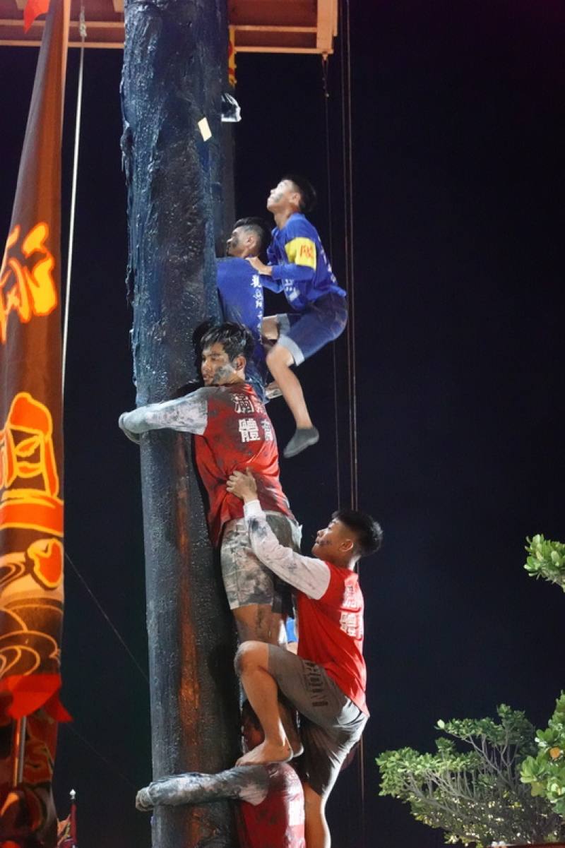 屏東縣恆春鎮年度盛事、豎孤棚搶孤活動6日晚間熱鬧登場，17支挑戰隊伍分別以疊羅漢方式力拚攻頂、搶奪順風旗，場面相當刺激