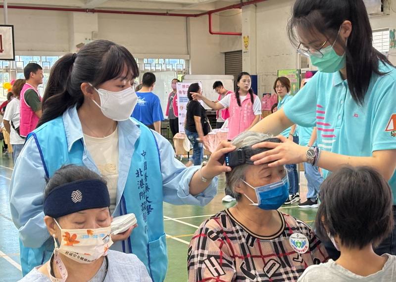雲林縣衛生局與中國醫藥大學北港附設醫院7日在東勢國小舉辦「科技東勢心連心、失智友善足貼心」活動，現場設置可減緩失智的認知訓練機台讓民眾體驗