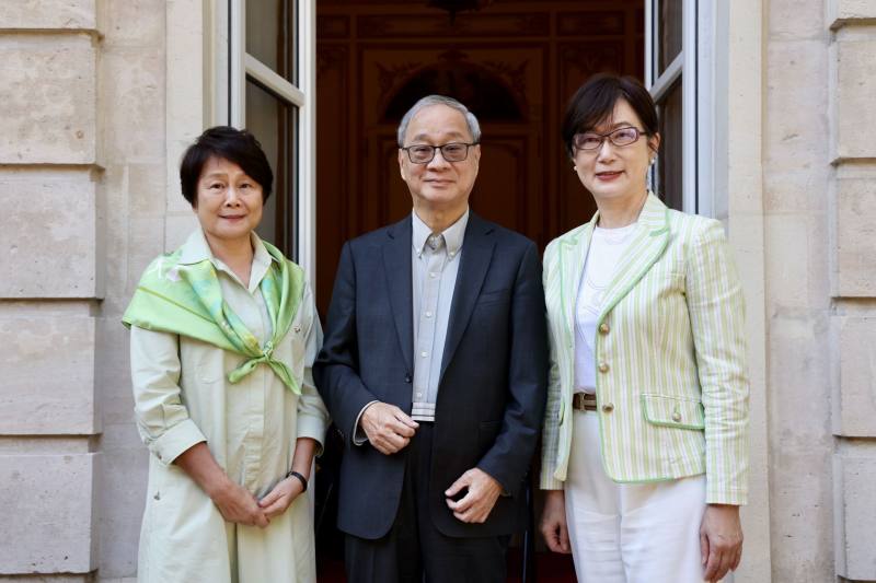駐法大使郝培芝（右起）、文化部長李遠、第29屆臺法文化獎評審林曼麗在駐法國代表處會面，並將出席「臺法文化獎」頒獎典禮