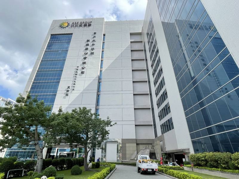 國際半導體展本週登場，市場聚焦人工智慧晶片CoWoS先進封裝量產進度、以及在台灣和美國產能進展。圖為日月光高雄廠區一隅