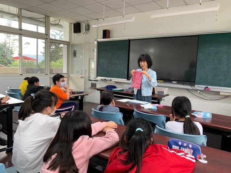 來自印尼張美君，嫁來台灣在花蓮生活25年，因擔任國小的「故事媽媽」，常介紹印尼文化，大約6、7年前張美君成立「印尼共學團」，陪伴新住民家庭認識學習家鄉文化（張美君提供）