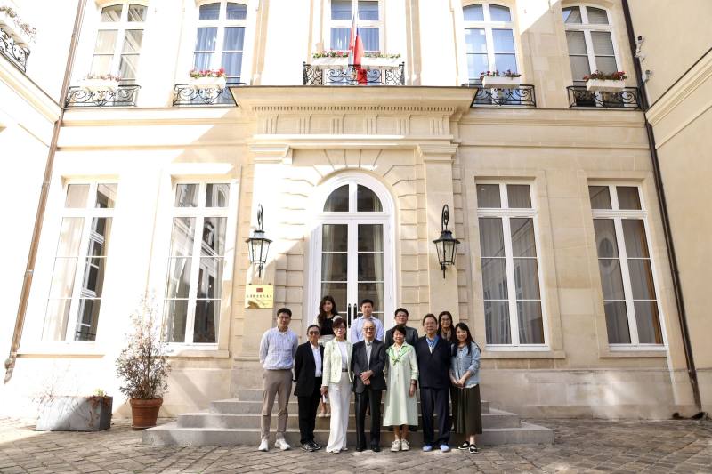 文化部長李遠（下排中）率團展開歐洲訪問行程，首站先赴駐法國代表處，瞭解臺灣文化中心業務狀況，並感謝在駐法大使郝培芝及臺灣文化中心主任胡晴舫的帶領，以及中心同仁努力下，讓臺法之間的文化交流更加頻繁深化