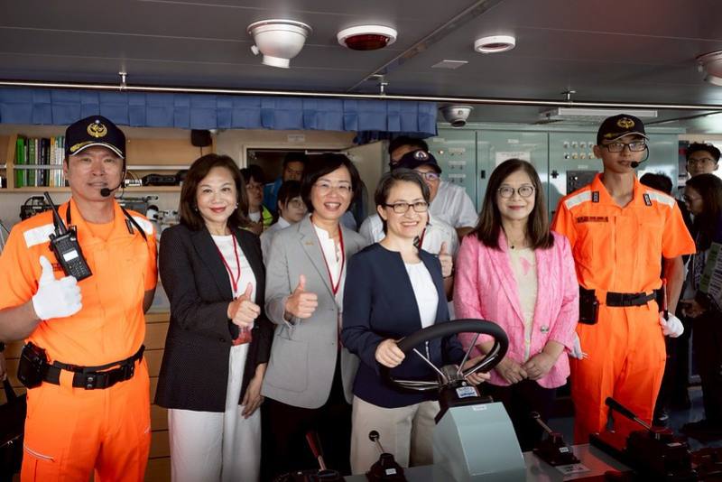 蕭美琴副總統8日上午前往基隆出席海巡署「1000噸級巡防艦第4艘CG1006花蓮艦交船暨第5艘CG1007命名下水聯合典禮」