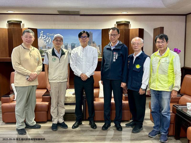 疾管署代理署長羅一鈞（左2）8日南下高雄，先至「本和安居」社會住宅工地視察環境整頓及登革熱防治作業情形，隨後拜會高雄市長陳其邁（左3），就登革熱疫情防治策略交換意見及提供建議。（疾管署提供）