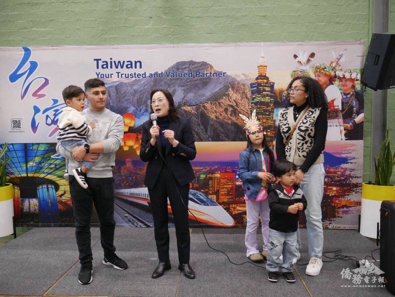 陳瑩莉致詞，並與現場參與民眾親切互動分享臺灣國情