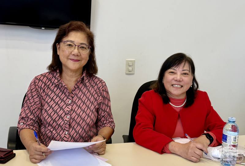 南美洲華文作家協會會長林美君（左）、活動召集人劉秀美（右）