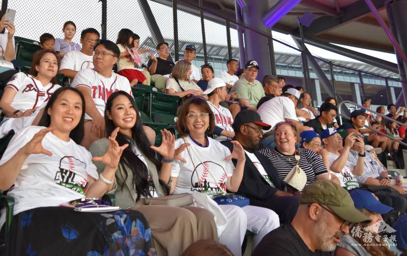 僑民於觀眾席現場為勇士隊加油