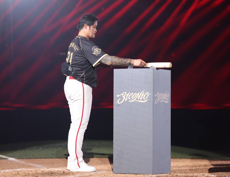 中職味全龍隊一連3天在台北大巨蛋替「大師兄」林智勝舉辦「31CONIC 智勝一擊」引退系列賽，7日賽後引退儀式中，林智勝繞壘回到本壘後，將球棒放置在檯面上。(中央社提供)