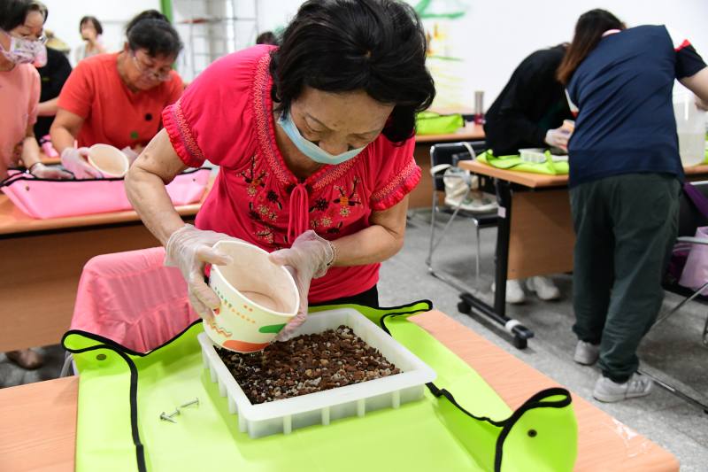 學員體驗自製蕨類植生板