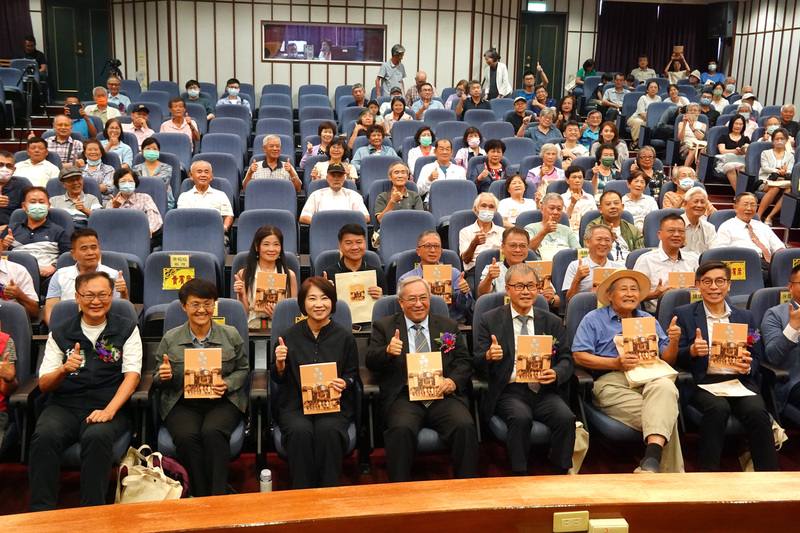 屏東縣里港鄉資深文史工作者吳庚元（前中）7日舉
行「里港百年風雲─人物．歷史和地方」新書發表
會，教育部長鄭英耀（前右3）、客委會主委古秀妃
（前左2）、屏東縣長周春米（前左3）等人出席。(中央社提供)