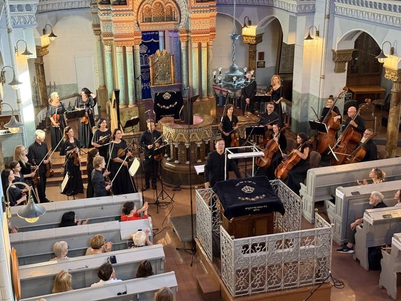 立陶宛年度約瑟夫．阿克隆國際音樂節6日正式揭幕，今年2場開幕音樂會特別邀請台灣指揮家呂景民擔任客座指揮，攜手克萊佩達室內樂團同台演出。(中央社提供)