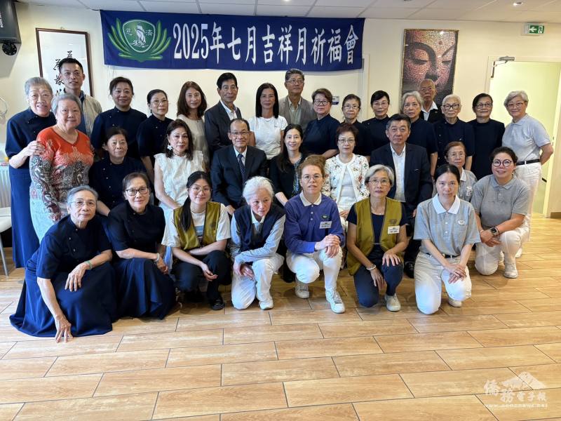 出席貴賓與法國慈濟志工合影