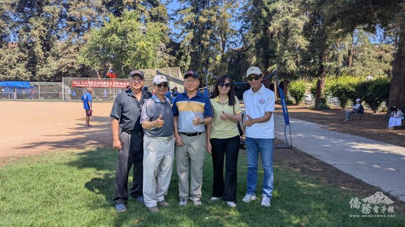 貴賓合影。左起海華棒壘球協會副會長邱博文、會長陳勝銘、駐舊金山辦事處副處長朱永昌、金山灣區文教中心主任莊雅淑、華運會主委陳立功