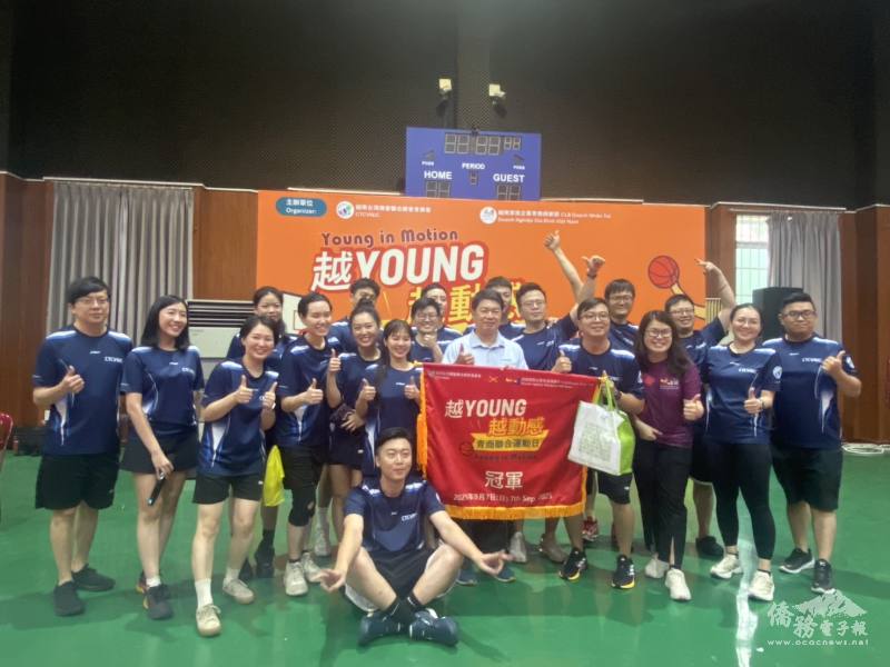 趣味競賽由越南青商會奪得第一名，韓國耀頒贈獎狀