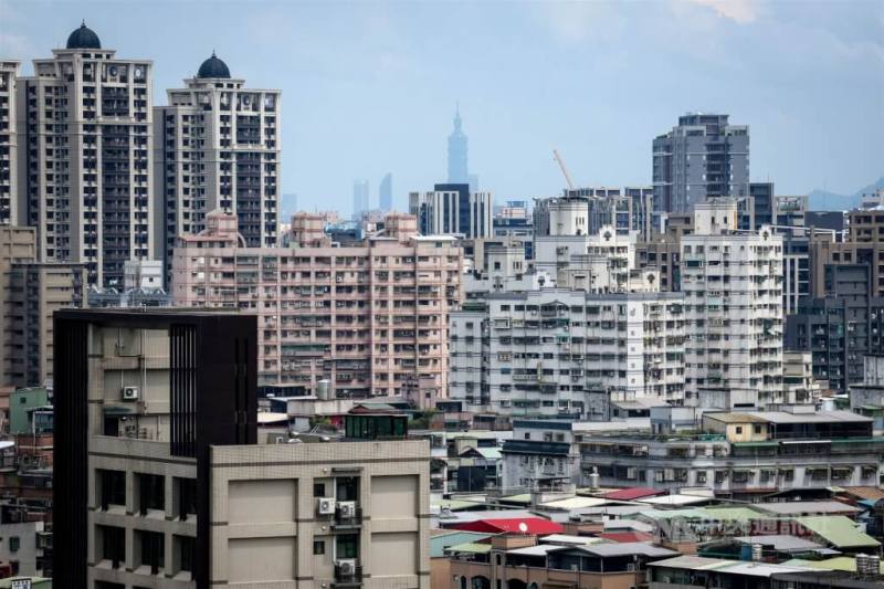 圖為新北市土城區高處鳥瞰市區大樓及公寓。(中央社提供)