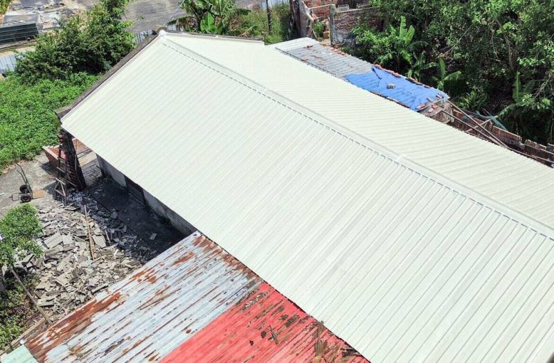 行政院雲嘉南災後復原前進指揮所宣布新增3項擴大補助措施，嘉義縣政府即日起配合推動，將擴大照顧對象、加碼修繕獎勵等。圖為完成修繕的屋頂。（嘉義縣政府提供）
