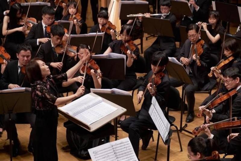 天使心家族基金會首次與長榮交響樂團攜手合作，10月將透過慈善音樂會，帶領觀眾走進愛奇兒家庭的生命現場，由指揮莊文貞（前左1）用音樂訴說「從挑戰到愛、從困境到希望」的心靈歷程。（天使心家族基金會提供）