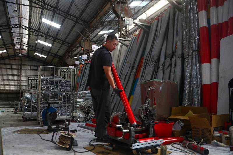 圖為新北市土城區一處
工廠工作人員正進行廠區設備維護工作。（中央社檔案照片）