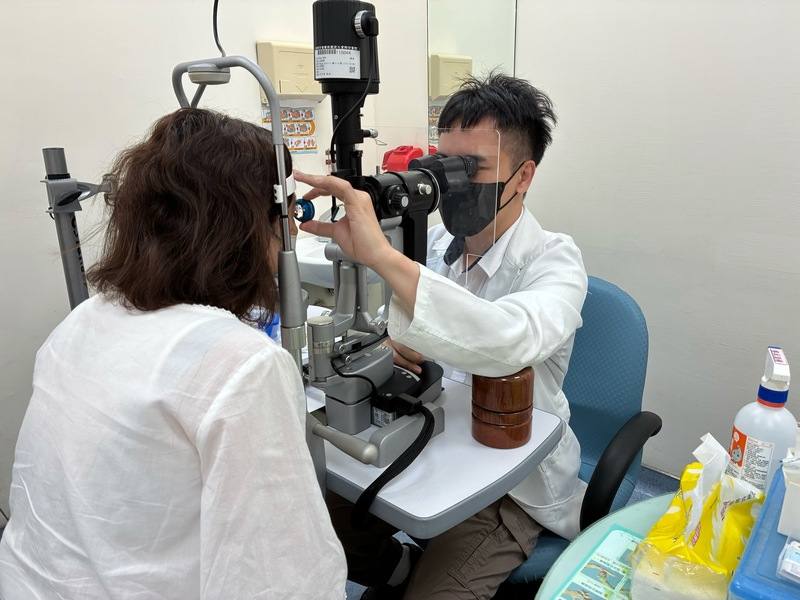 台中6旬婦人出現視力模糊狀況，本以為是續發性白內障，1個月後就醫，未料是視網膜剝離症狀，緊急安排進行玻璃體切除併增生膜移除手術，術後恢復視力。圖為眼科醫師為患者進行相關檢查，受檢者非個案本人。