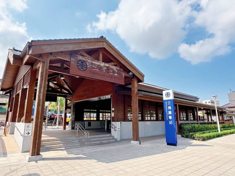 高雄市觀光局2025年首場「乘風而騎」單車活動，將於9月21日在台鐵三塊厝車站登場；除了單車活動和趣味挑戰賽，還有豐富的舞台表演與美食市集。（高雄市觀光局提供）