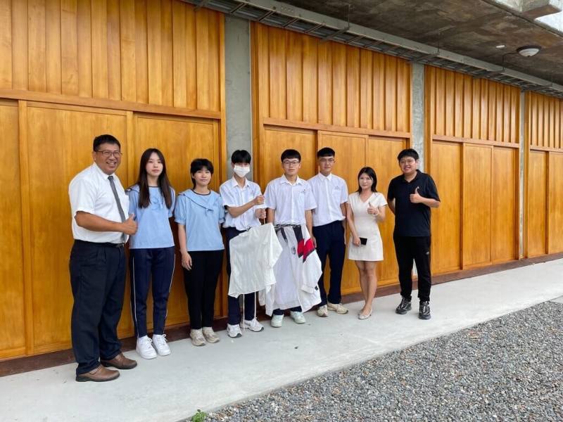 公東高工機械科與室內空間設計科學生共同研發兼具創意與實用的「多功能衣架」，榮獲2025美國AII達文西國際發明展金牌。校長李恭榮（左1）說，這是對學生努力的肯定，更是學校強調跨領域學習成果的展現。（公東高工提供）