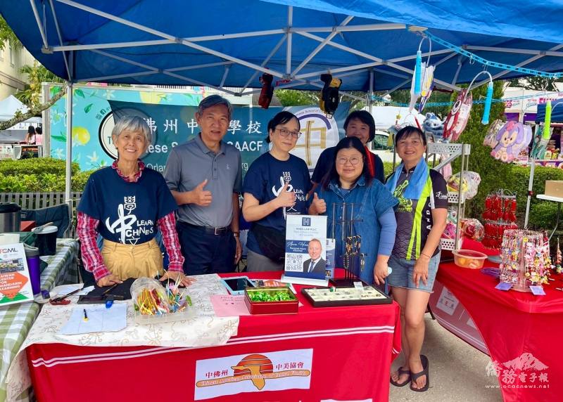 駐邁阿密辦事處僑務秘書黃士聰(左2)與中佛州中華學校TCML招生志工們合影