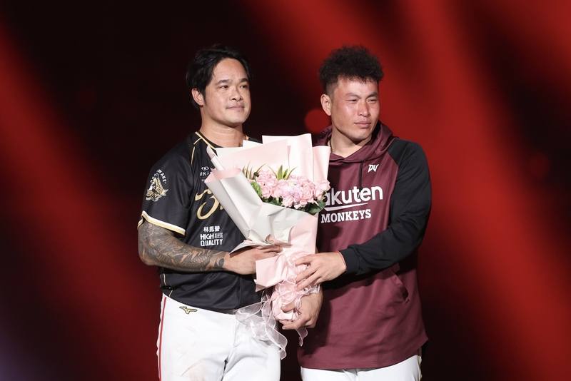 中華職棒全壘打王林智勝（左）7日在台北大巨蛋進行引退儀式，林智勝的前隊友、樂天桃猿隊「小胖」林泓育（右）特地從新莊棒球場趕到現場獻花，帶著淚水送上最深祝福。(中央社提供)